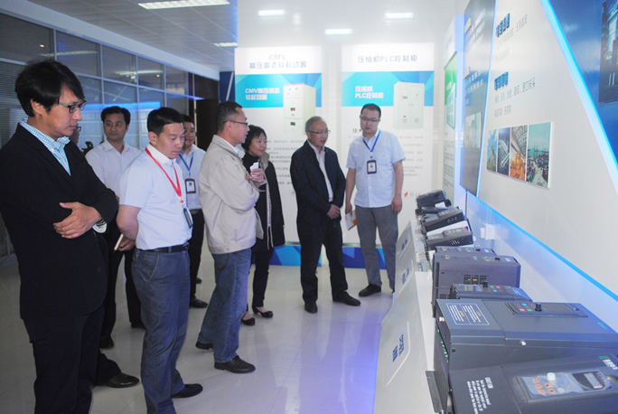 漢中經(jīng)開區(qū)領(lǐng)導蒞臨西馳電氣參觀考察(圖1)